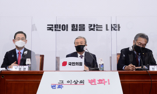 김종인 국민의힘 비상대책위원장이 21일 국회에서 열린 비상대책위원장-중진의원 연석회의에서 발언하고 있다. 연합뉴스